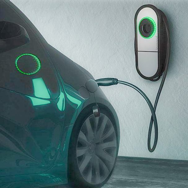 Voiture électrique en cours de chargement, connectée à une borne de recharge.