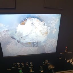 Image de caméra d'inspection d'une canalisation bouchée par le tartre