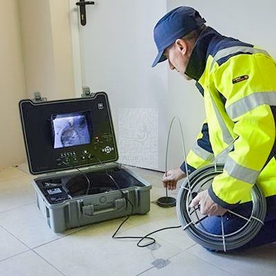 Passage camera à l'intérieur de la canalisation. Inspection vidéo